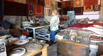 Balıkesir yerel haberi... Burhaniye'de İki Arkadaş Köylerden Topladıkları Eski Halı ve Kilimleri Tamir Edip Satıyorlar