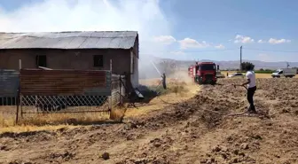 Elazığ 3. sayfa: Elazığ'da ahır yangını: 18 büyükbaş kurtarıldı, 30 ton saman yandı