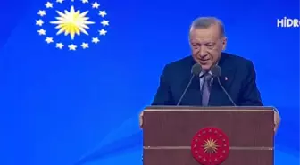 Cumhurbaşkanı Erdoğan muhalefeti eleştirirken durup gülümsedi, salonda bir anda tezahüratlar yükseldi