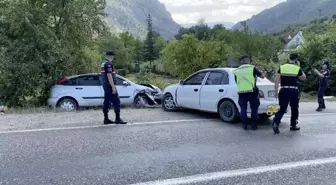 Karabük gündem haberleri... Karabük'te çarpışan iki otomobildeki 5 kişi yaralandı