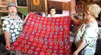 Balıkesir haberleri... Balıkesir'de köylerden topladıkları eski halı ve kilimleri tamir edip satıyorlar
