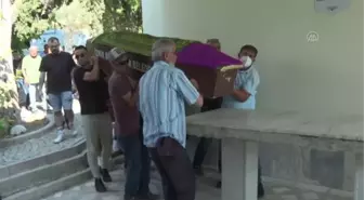 İzmir'de boşanma aşamasındaki eşi tarafından öldürülen kadın son yolculuğuna uğurlandı
