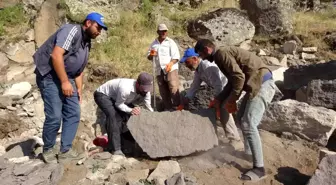 Kavurucu sıcakta ekmeklerini taştan çıkarıyorlar