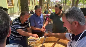 Afyon yerel haberi: Dinar'da vatandaşlara aşure ikramı