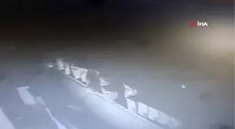 Son dakika haber! İş yerinin yandığını gören polis, camı kırıp müdahale etti... O anlar kamerada