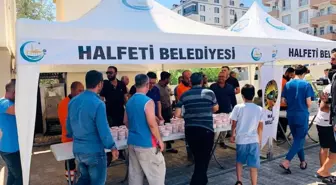 Namaz sonrası cemaate aşure dağıtıldı