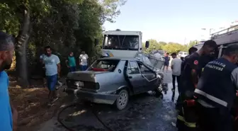 Kamyonun altına giren otomobil hurdaya döndü, araçta sıkışan sürücüyü itfaiye çıkardı