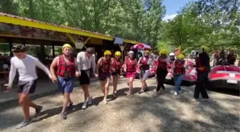 Sıcaktan bunalanlar Melen Çayı'nda rafting yaparak serinledi