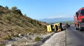 Akaryakıt tankeri devrildi, yakıt sızıntısının alev almaması için ekipler yoğun çaba sarf etti,