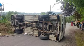 Son dakika haber... El freni çekilmeyen midibüs devrildi: 3 yaralı