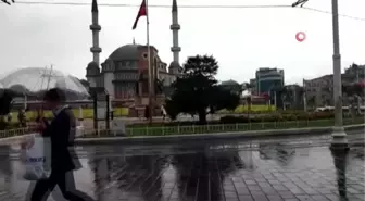 Taksim'de sağanak yağmur başladı