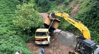 Yola devrilen kamyonu kaldırmak için yoğun uğraş verdiler