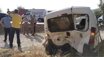Son dakika haberi | Antalya'da otomobil ile hafif ticari araç çarpıştı: 6 yaralı