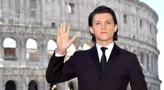 Tom Holland sosyal medyaya ara verdi