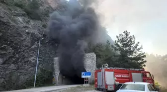 Tünelde kaldırıma çarpıp devrilen mikser alev alev yandı