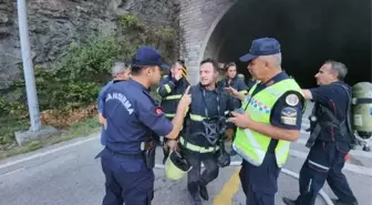 Tünelde kaldırıma çarpıp devrilen mikser alev alev yandı