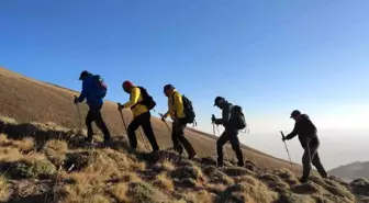 Kars haber | Karslı dağcılar Süphan Dağı'na tırmandı