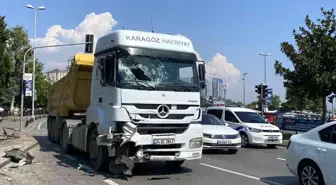 Kartal'da hafriyat kamyonu, scooter yüklü panelvan minibüse çarptı