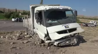 Aksaray'da otomobilin kamyonla çarpışması sonucu 4 kişi yaralandı