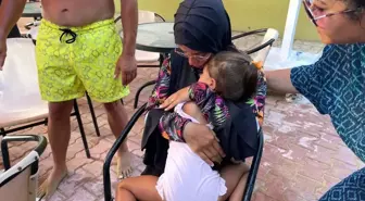 Sahilde kaybolan kızına kavuşan anne, gözyaşlarına boğuldu