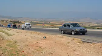 Gaziantep haberi! GAZİANTEP - Duman çıkan otomobilden inen aileden 2 kişi, otomobil çarpması sonucu öldü