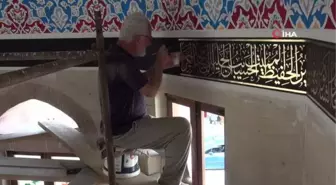 Hat sanatının güzelliğini cami duvarlarında yaşatıyor