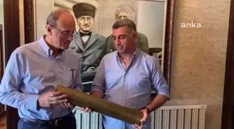 Hurşit Güneş, Kıbrıs Barış Harekatı'nda Atılan İlk Havan Topunun Kovanını Gürsel Erol'e Hediye Etti