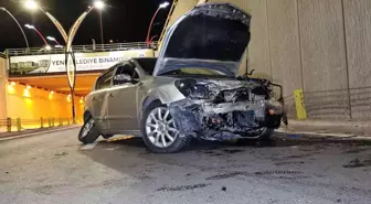 Kontrolden çıkan otomobil demir bariyerlere çarptı