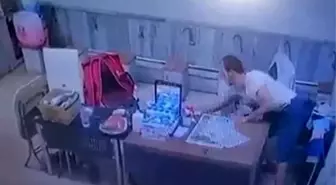 Fatih'te cami şadırvanına giren hırsız, cep telefonunu böyle çaldı