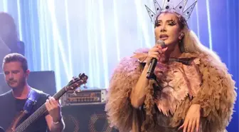 Şarkıcı Hande Yener, isim vermeden meslektaşlarını hedef aldı