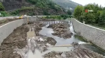 'Tırmık' sel sularının sürüklediği büyük kaya parçaları ve ağaç kütüklerine geçit vermeyecek