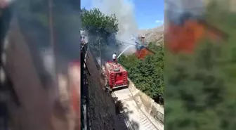 Erzincan yerel haberleri... 4 tarihi evin hasar gördüğü Kemaliye'de çıkan yangına müdahale sürüyor