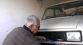 Görme engelli Ömer, eşinden kalan aracı her ay elleriyle yıkıyor