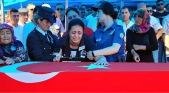 Mardin gündem haberi... ÇANAKKALE - Mardin'deki trafik kazasında şehit olan polis Yahya Ergin toprağa verildi