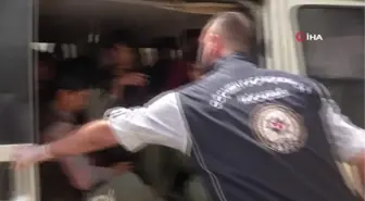 Van'da 10 kişilik minibüste 20 düzensiz göçmen yakalandı