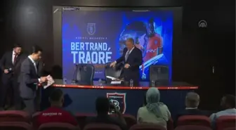 Medipol Başakşehir'de yeni transfer Bertrand Traore için imza töreni düzenlendi