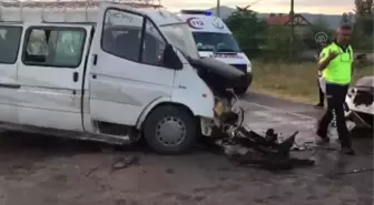 Son dakika haber... Tarım işçilerini taşıyan minibüs ile otomobilin çarpıştığı kazada 20 kişi yaralandı