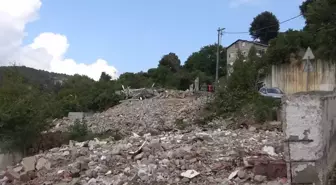 Beykoz'da Evi Yıkılan Yurttaş, Molozların Üzerinde Gözyaşı Döktü: 'Ben Nereye Gideceğim, Nereye Yatacağım? Bitirdiler Beni'