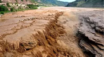 Çin'de Sel Nedeniyle Ünlü Şelale Ziyarete Kapatıldı