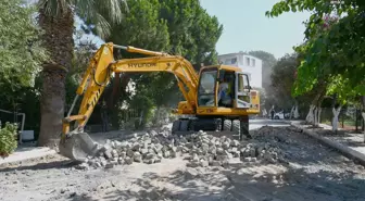 Aydın yerel haberi: Kuşadası Belediyesi, Kadınlar Denizi Mahallesindeki Yolları Yeniliyor