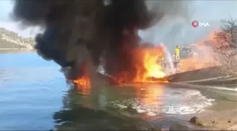 Yanan tekneye orman işçilerinden müdahale