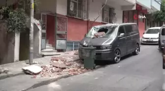 Bağcılar'da aracın üzerine balkon çöktü