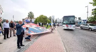 İzmir yerel haberleri... Başkan Soyer, Kocatepe'den İzmir'e taşınacak Türk bayrağını teslim etti