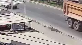 Alanya'da kamyonla çarpışan motosikletteki anne ve bebeği öldü
