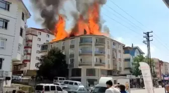 Ankara gündem haberleri... Ankara'da bina çatısı, alev alev yandı