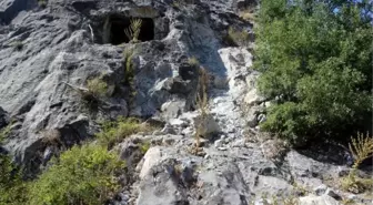 DEFİNECİLER KAYA MEZARINI DİNAMİTLE PATLATIP TAHRİP ETTİ