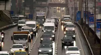 İstanbul'da yağmur trafiği vurdu: Yoğunluk yüzde 56'lara ulaştı