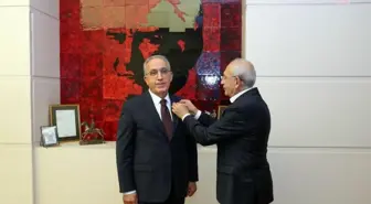 Kemal Kılçdaroğlu, CHP'ye Katılan Ertuğrul Eryılmaz'a Parti Rozeti Taktı