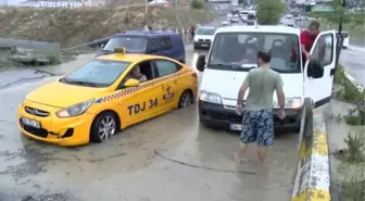 Sağanak yağış sonrası Esenyurt'ta yollar göle döndü! Araçlar mahsur kalırken evleri de su bastı