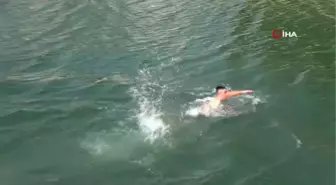 Sıcaktan bunalan vatandaşın kanalda tehlikeli eğlencesi kamerada